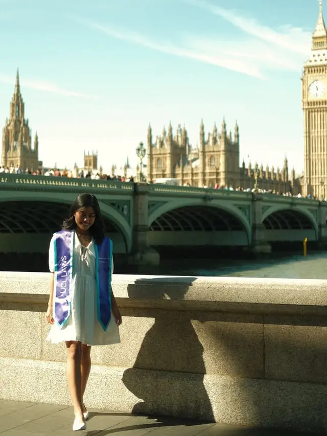 Namira Adjani Putri Alya Rohali Tampil Simple Kenakan Mini Dress saat Wisuda. [@namiradjani]