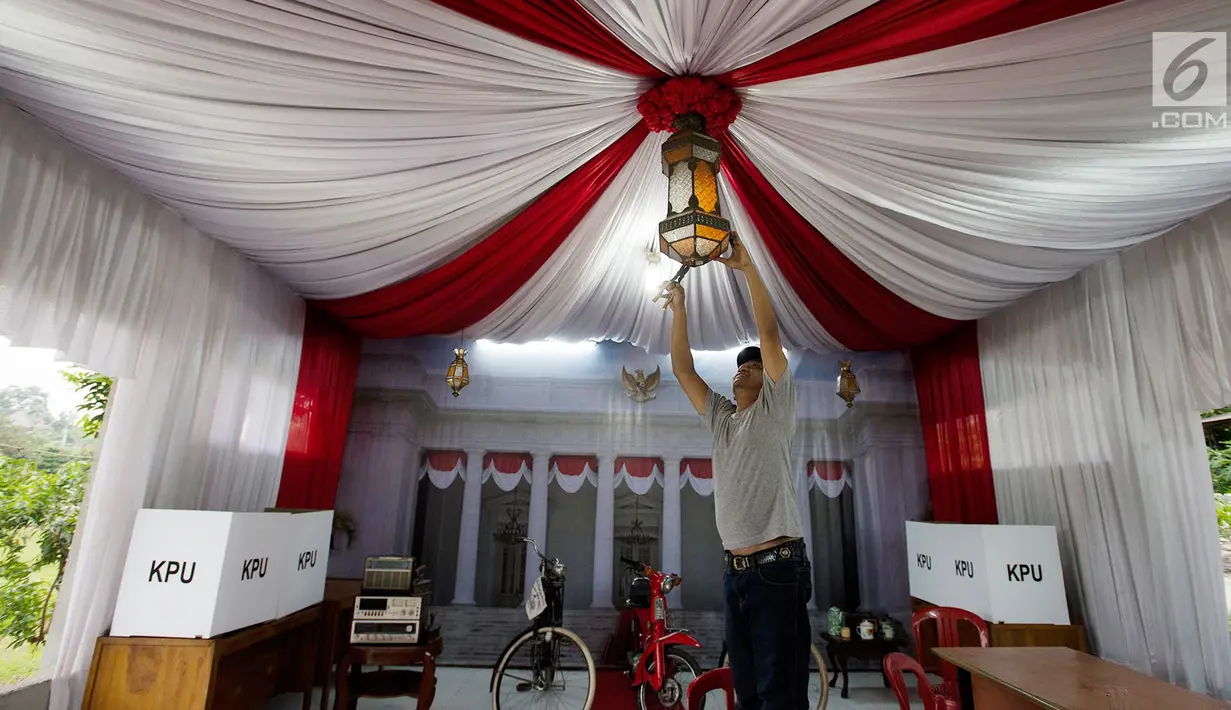 Warga Permata Mansion menata lampu di tempat pemungutan suara (TPS) 30, RW 10, Sawangan, Depok, Jawa Barat, Selasa (16/4). TPS 30 Permata Mansion dibuat dengan nuansa Istana Negara tempo dulu untuk menarik minat warga menyoblos pada Pemilu 2019. (merdeka.com/Imam Buhori)