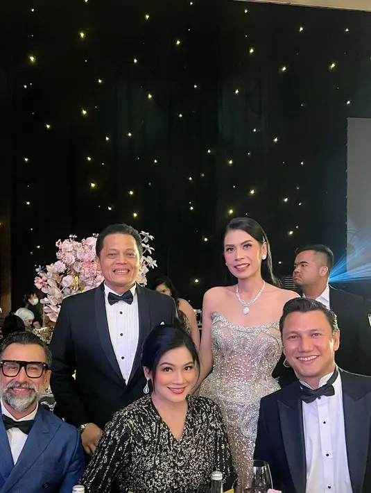 Penampilannya dilengkapi dengan pulasan makeup flawless, sementara rambutnya ditata updo dengan sedikit poni di depan. [Foto: IG/titi_kamall].