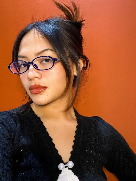 Dengan teknik lip liner dipadukan lipstik coklat glossy membuat tampilan bibir Amel terlihat bervolume dan seksi. [@amelcarla]