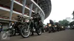Pasukan TNI melakukan patroli di sekitar kawasan Stadion GBK Jakarta, Minggu (3/4/2016). Jelang laga final Piala Bhayangkara 2016, 11.000 personil gabungan disiagakan di kawasan Stadion Gelora Bung Karno. (Liputan6.com/Helmi Fithriansyah)