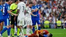 Kapten Real Madrid ini jadi pemain pengganti saat menghadapi Marseille di Liga Champions. Dani Carvajal menyudahi laga lebih cepat karena mendapat kartu merah. (AFP/Oscar Del Pozo)