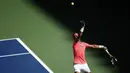 Petenis Spanyol, Rafael Nadal, saat bertanding melawan petenis Ukraina, Alexandr Dolgopolov, pada putaran keempat turnamen AS Terbuka 2017 di New York, Senin (4/9/2017). Nadal menang 6-2, 6-4, 6-1 atas Alexandr Dolgopolov. (AP/Jason Decrow)