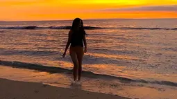 Bermain di pantai, Yoriko menikmati sunset dengan pemandangan laut yang tenang. (Liputan6.com/IG/@yorikooangln_)