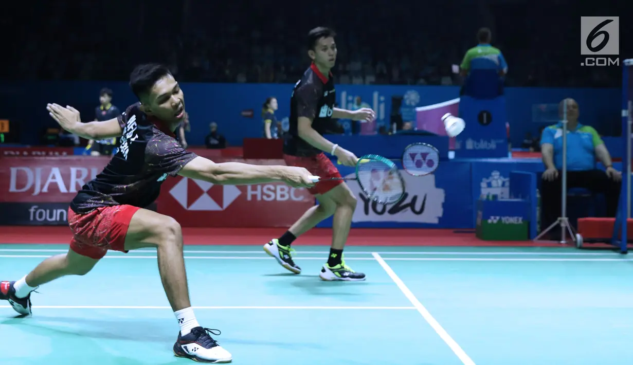 Ganda putra Indonesia, Fajar Alfian/M Rian Ardianto mengembalikan kok ke arah Jelle Maas/Robin Tabeling (Belanda) pada 16 besar Indonesia Open 2018, Istora GBK, Jakarta, Kamis (5/7). Fajar/Rian unggul 21-18, 19-21, 21-14. (Liputan6.com/Helmi Fithriansyah)