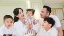 Sang birthday girl, Baby Lily, mencuri perhatian dengan outfit bergaya chic berupa dress bergaris merah-putih yang manis, lengkap dengan sepatu emas dan kaus kaki renda yang membuatnya tampil seperti boneka kecil. Dua pita hijau di rambutnya menambah kesan playful dan menggemaskan. [@raffinagita1717].