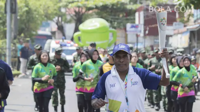 Abdul Rojak Membawa Obor Asian Games 2018