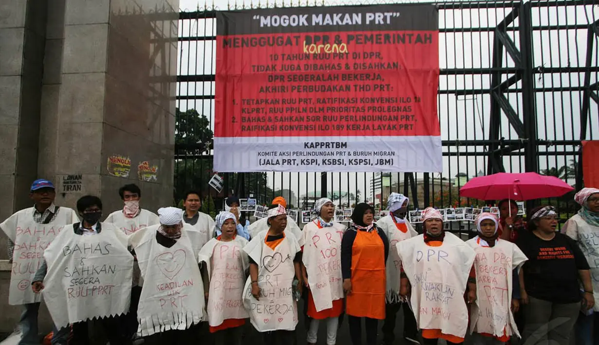 Aktivis dari Jaringan Nasional Advokasi Pekerja Rumah Tangga (Jala PRT) melakukan aksi di depan Gedung DPR, Jakarta, Selasa (25/11/2014). (Liputan6.com/Faizal Fanani)