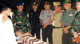 Citizen6, Subang: Komandan Lanud Suryadarma didampingi Muspicam Kalijati sedang menyaksikan jalannya kegiatan bakti sosial di Lapangan Desa Maremang, Kalijati, Subang, Kamis (16/6). (Pengirim: Dodo)