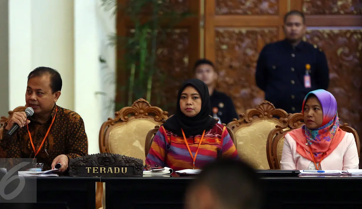 Ketua KPU DKI Sumarno menjalani sidang kode etik penyelenggara Pilkada DKI 2017 oleh DKPP di Gedung Nusantara IV DPR, Jakarta, Kamis (30/3). Sidang guna mencari tahu adakah keberpihakan penyelenggara terhadap salah satu calon. (Liputan6.com/Johan Tallo)