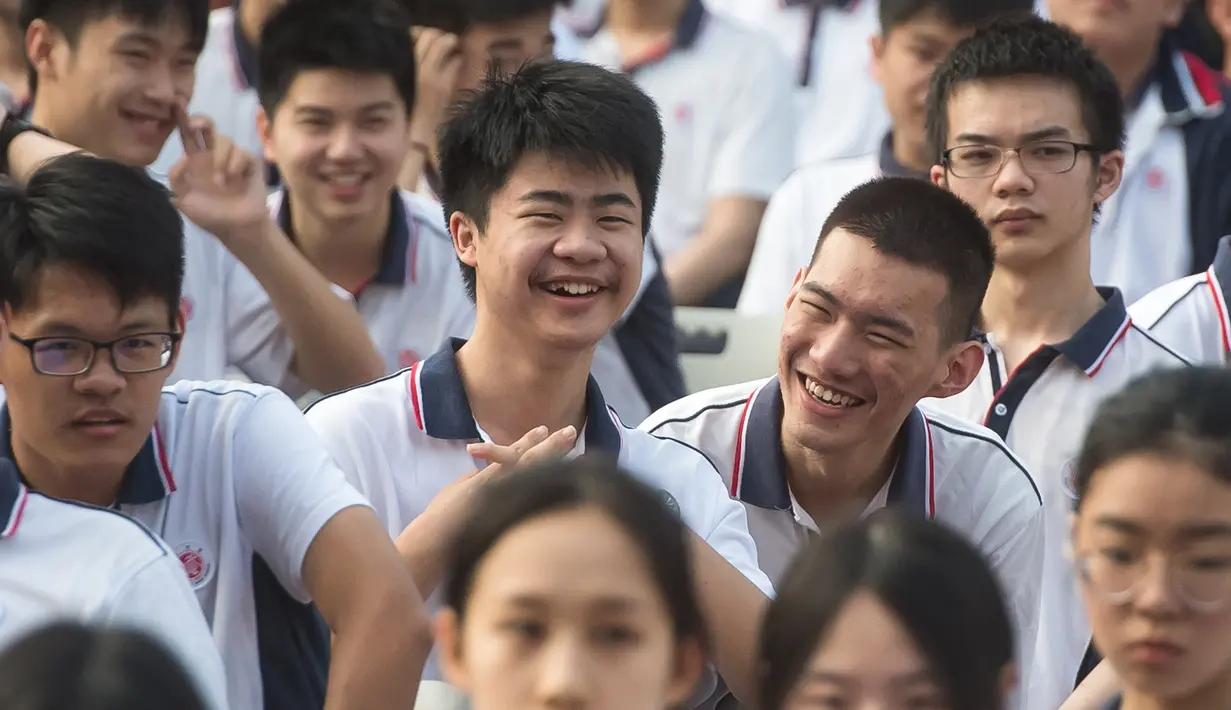 Para siswa sebelum upacara pembukaan semester baru di SMA Wuhan di Wuhan, Provinsi Hubei, China, 1 September 2020. Total 2.842 TK, sekolah dasar dan sekolah menengah di Wuhan, kota besar yang pernah dilanda parah covid-19, telah dibuka kembali untuk sekitar 1,4 juta siswa. (Xinhua/Xiao Yijiu)