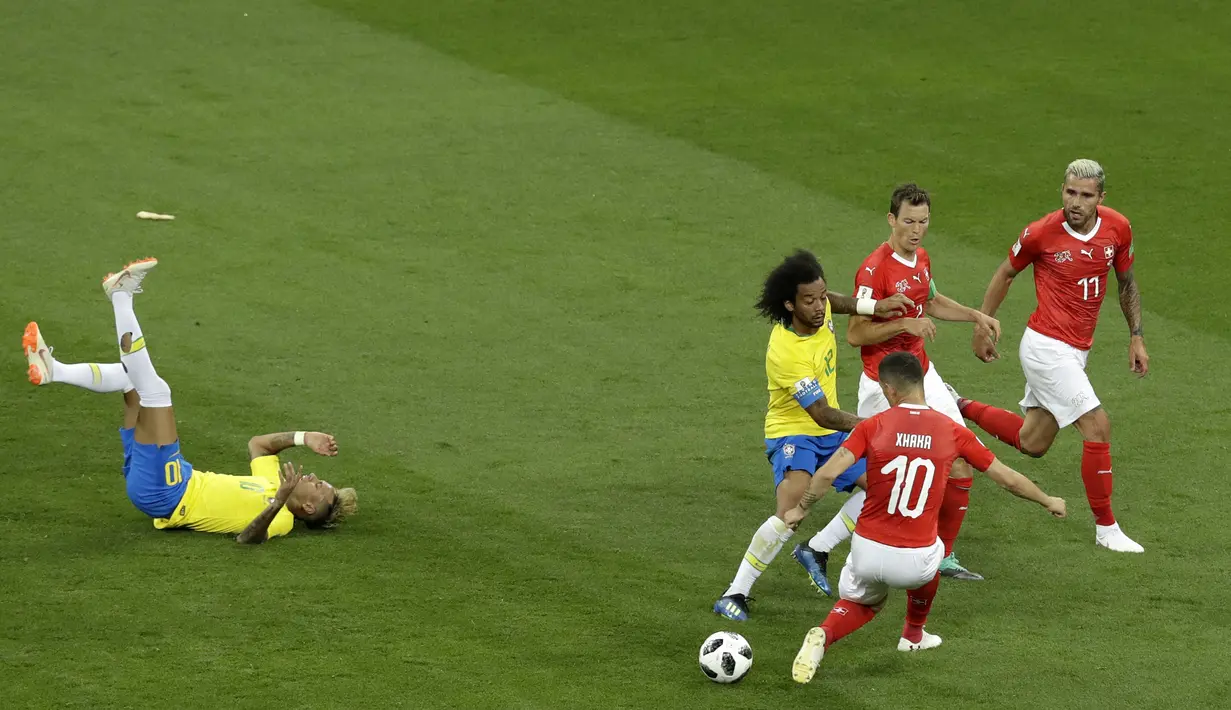 Striker Brasil, Neymar, terjatuh saat melawan Swiss pada laga Grup E Piala Dunia di Rostov Arena, Rostov-on-Don, Minggu (17/6/2018). Kedua negara bermain imbang 1-1. (AP/Andrew Medichini)