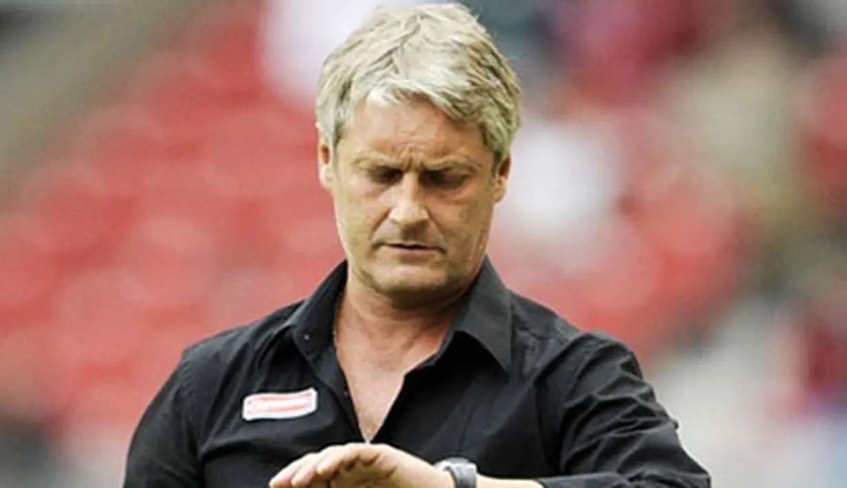 Stuttgart's coach Armin Veh gestures during the Bundesliga football match of VfB Stuttgart against Bayer Leverkusen at the Mercedes-Benz Arena stadium in Stuttgart, southern Germany, on August 23, 2008. AFP PHOTO DDP/OLIVER LANG