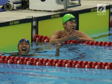 Atlet Indonesia Syuci Indriani berselebrasi usai menang dalam babak final nomor 100 meter renang gaya dada klasifikasi SB14 Asian Para Games 2018 di Stadion Akuatik GBK, Jakarta, Senin (8/10). Syuci Indriani berhasil meraih emas. (Merdeka.com/Imam Buhori)