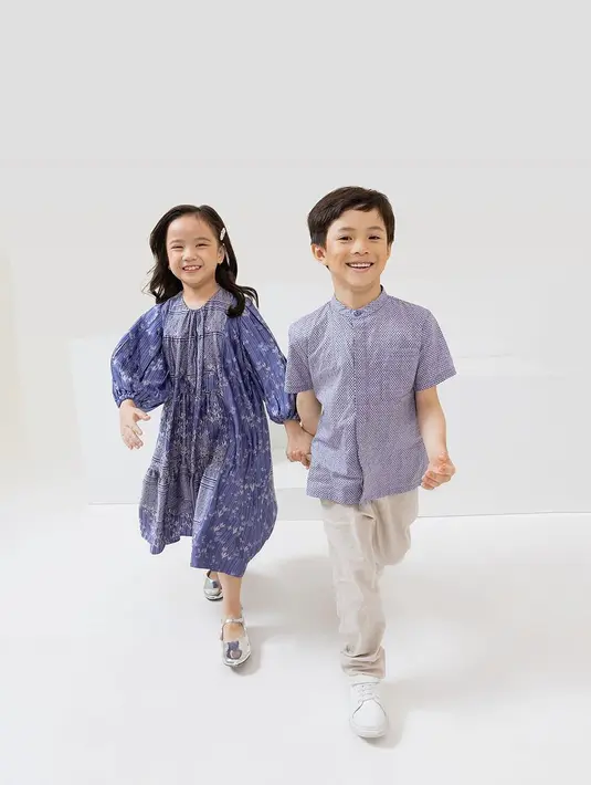Dalam koleksi Raya KAMI bertajuk ‘Orva’ memiliki dress anak dengan dress tier yang manis dan terbuat dari bahan satin yang lembut dan mewah. Sedangkan untuk koleksi baju koko anak terbuat dari bahan  katun yang nyaman, dilengkapi dengan kantong di dada untuk menambahkan detail sederhana namun stylish. [@kamiidea]