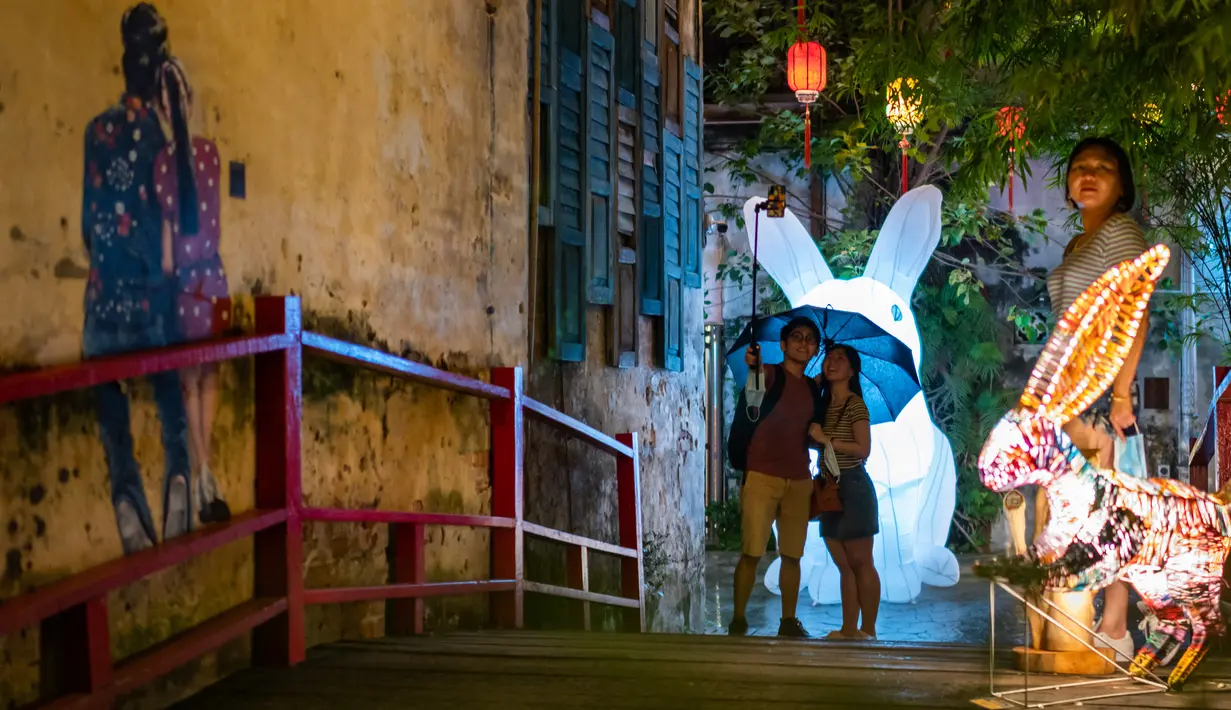 Warga berswafoto di depan instalasi Jade Rabbit di Kwai Chai Hong, Kuala Lumpur, Malaysia, 25 September 2020. Delapan desain unik instalasi seni Jade Rabbit dipamerkan di Kwai Chai Hong dalam sebuah acara untuk merayakan Festival Pertengahan Musim Gugur mendatang. (Xinhua/Zhu Wei)