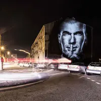 Bersama seniman jalanan, 'rupa' Zinedine Zidane tampak memesona.