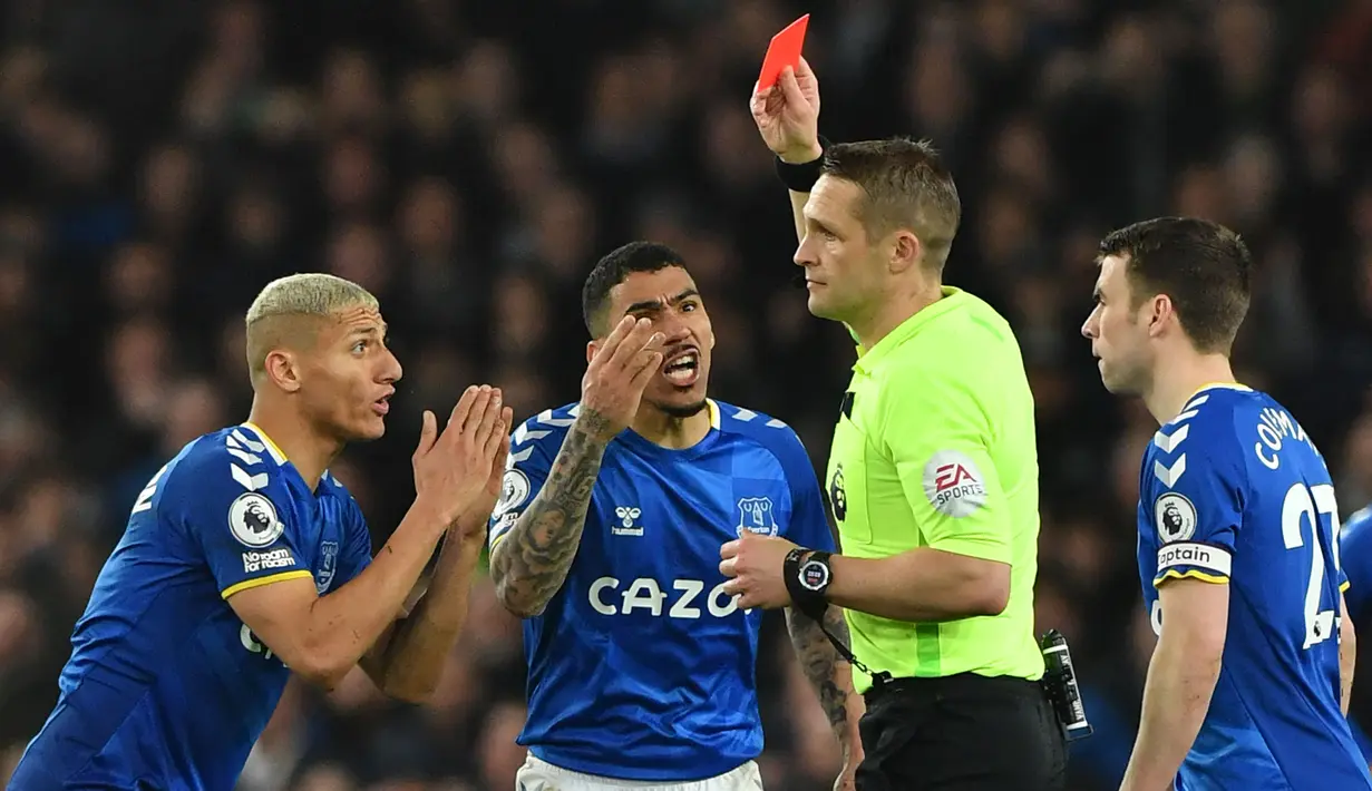 Petaka menghampiri Everton saat laga memasuki menit ke-83. Gelandang mereka, Allan (tengah) diaganjar kartu merah usai melakukan tekel keras. Hasilnya, The Toffes harus meneruskan sisa laga dengan 10 pemain. (AFP/Anthony Devlin)