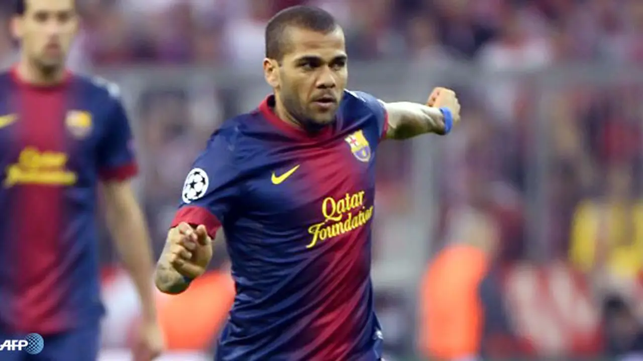 dani-alves-3-130513b.jpg