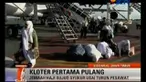 Sejumlah jemaah haji langsung melakukan sujud syukur begitu turun dari pesawat. 