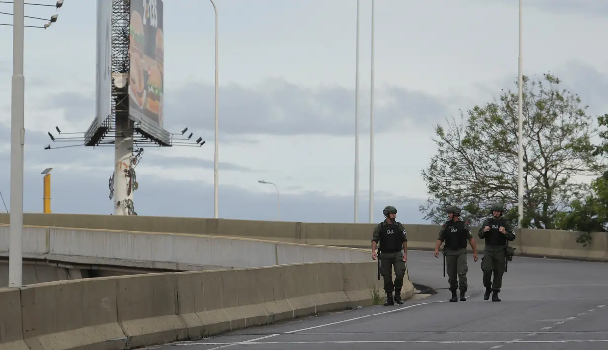 Polisi berpatroli sepanjang jalan raya yang diblokir untuk lalu lintas delegasi pemimpin dunia dalam KTT G20 di Buenos Aires, Argentina, Kamis (29/11). Sebanyak 20 pemimpin dunia akan bertemu di Buenos Aires dalam KTT G20. (AP Photo/Sebastian Pani)