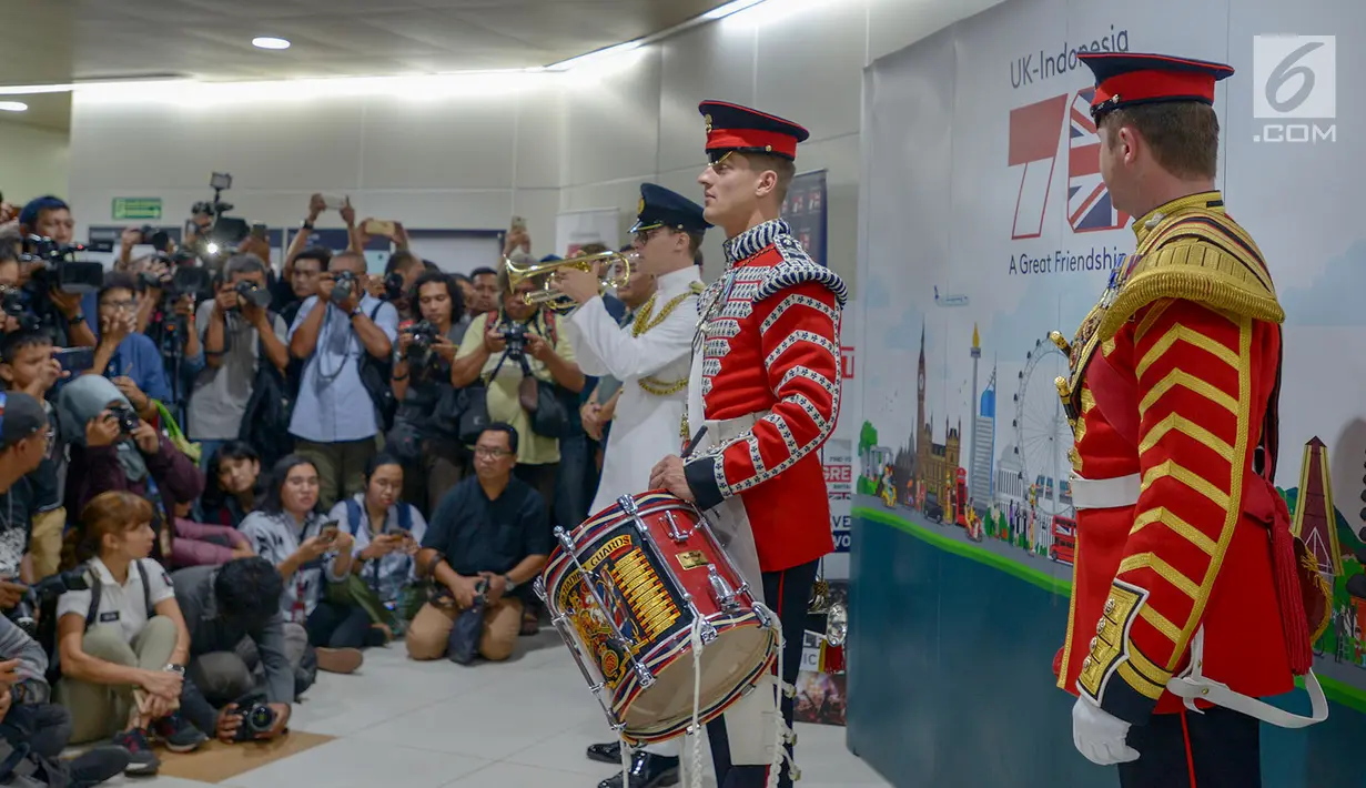 Musisi militer dari Inggris bermain musik di terowongan kereta Mass Rapid Transit (MRT) Kendal, Jakarta, Jumat (21/6/2019). Musisi militer yang tergabung The Central Band of The Royal Airforce dan 1st Battalion of Grenadier Guards menghibur warga dalam rangka HUT Jakarta. (merdeka.com/Imam Bukhori)