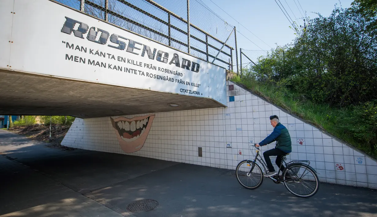 Sebuah jembatan bertuliskan perkataan  Zlatan Ibrahimovic di Rosengard, Malmoe, Swedia Selatan (3/5/2016). Zlatan Ibrahimovic menghabiskan masa kecilnya di kota Rosengard. . (AFP Photo/Jonathan Nackstrand)