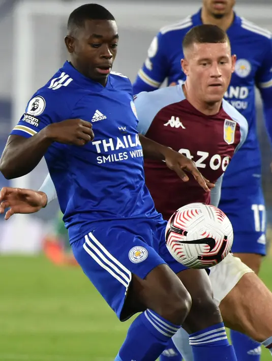 Gelandang Leicester City, Nampalys Mendy Leicester dan gelandang Aston Villa, Ross Barkley berebut bola dalam lanjutan Liga Inggris, di Stadion King Power, Senin (19/10/2020). Aston Villa berhasil menang atas Leicester berkat gol Ross Barkley di menit injury time. (AP Photo/Rui Vieira, Pool)