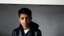 Farhad Nouri (10) duduk di kamarnya di dekat Belgrade, Serbia, 13 Maret 2017. Farhad Nouri bersama keluarganya terjebak di negara Balkan selama berbulan-bulan tidak dapat menyeberangi perbatasan yang dijaga ketat oleh Uni Eropa. (AP/Darko Vojinovic)