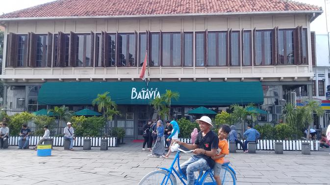 Nuansa kota tempo dulu masih kental di kawasan yang berada di Jakarta Barat ini. Gedung-gedung berarsitektur Belanda kokoh berdiri di setiap sudutnya. (Foto: Liputan6/Maria Flora)