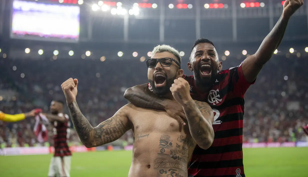 Pemain Flamengo, Gabriel Barbosa, bersama Rodinei, merayakan kemenangan atas Emelec pada laga Copa Libertadores di Stadion Allianz Parque, Sao Paulo, Selasa (30/7). Palmeiras lolos ke babak perempat final. (AFP/Nelson Almeida)