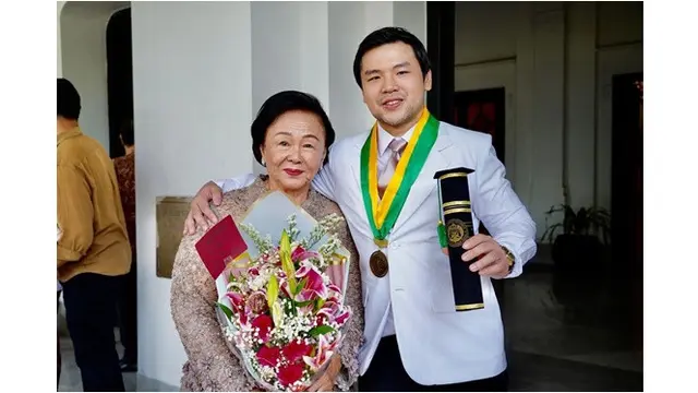 6 Potret Nicholas Sean Jalani Sumpah Dokter, Didampingi Ahok dan Nenek