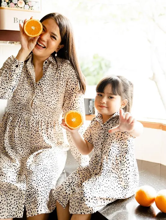 Beberapa kali Alice Norin mengunggah potretnya bersama sang anak. Alita pun berpose layaknya model cilik yang tidak kalah curi perhatian seperti ibunya. Memiliki rambut sebahu dan poni, penampilan Alita pun makin melengkapi kegemasannya. (Liputan6.com/IG/@alicenorin)