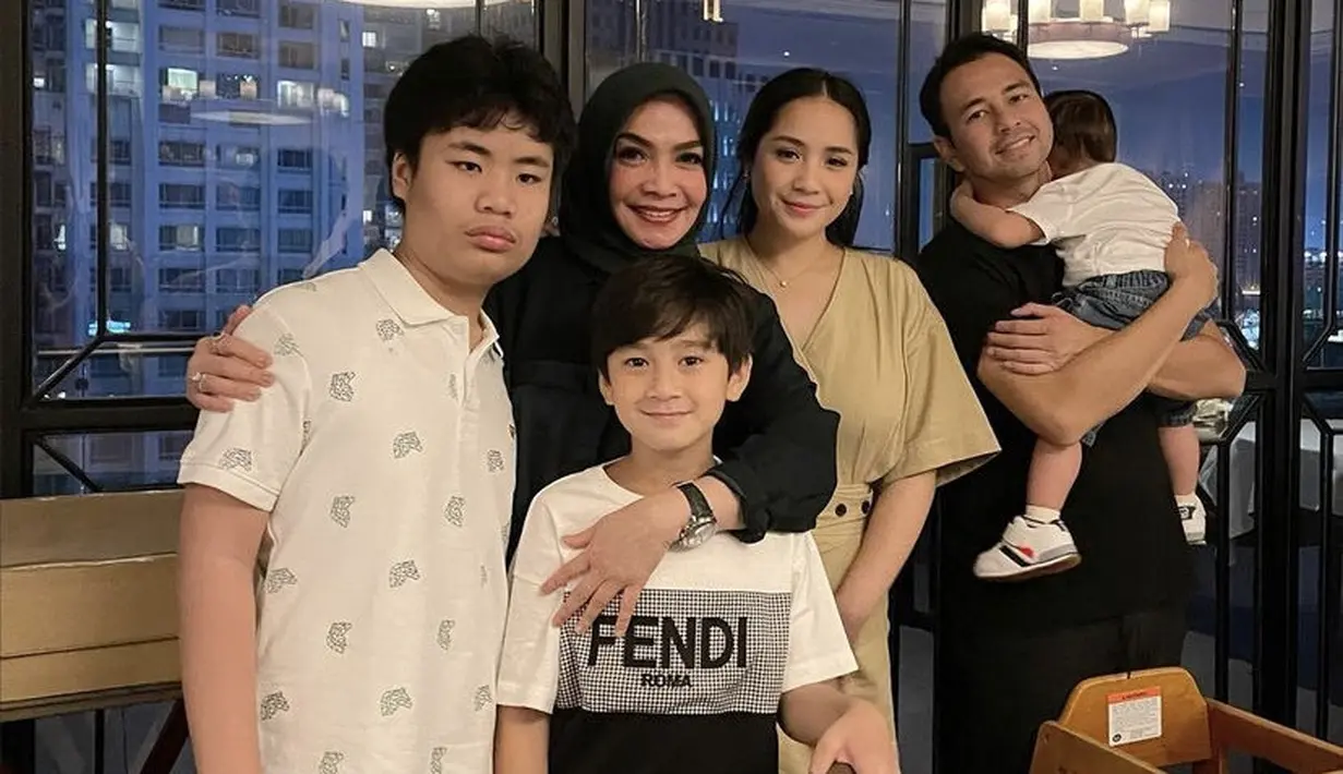 Lalu Nagita Slavina hadir mengenakan mini dress warna cokelat. Dengan krah vneck dan beltnya.  credit: Instagram (@rieta_amilia)