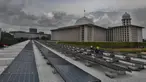 Petugas memeriksa panel surya 150 Mpw yang mampu mensuplai 20 persen total kebutuhan operasional listrik masjid di Masjid Istiqlal, Jakarta, Senin (17/02/2025). (merdeka.com/Arie Basuki)