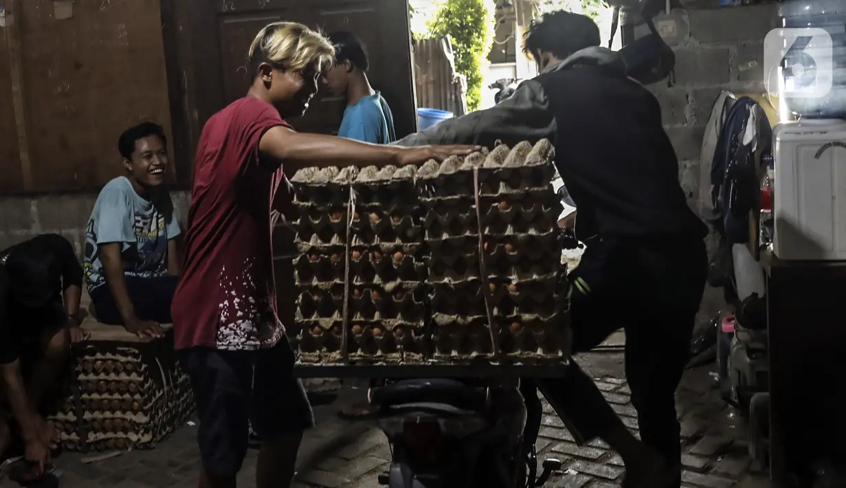 Penjual merapikan telur ayam di atas sepeda motor di toko kawasan Cirendeu, Jakarta Selatan, Selasa (7/6/2022). Harga telur ayam kini masih terbilang tinggi bahkan hampir mencapai Rp 30 ribu per kg. (Liputan6.com/Johan Tallo)