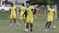 Pemain Mitra Kukar, Bayu Pradana, menggiring bola saat latihan jelang laga Liga 1 di Lapangan ABC, Senayan, Jakarta, Sabtu (08/12). Mitra Kukar akan berhadapan dengan Persija Jakarta. (Bola.com/M Iqbal Ichsan)