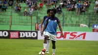 Pemain seleksi, Ibrahim Conteh, harus bersabar menunggu keputusan terkait nasibnya di PSIS Semarang. (Bola.com/Ronald Seger Prabowo)