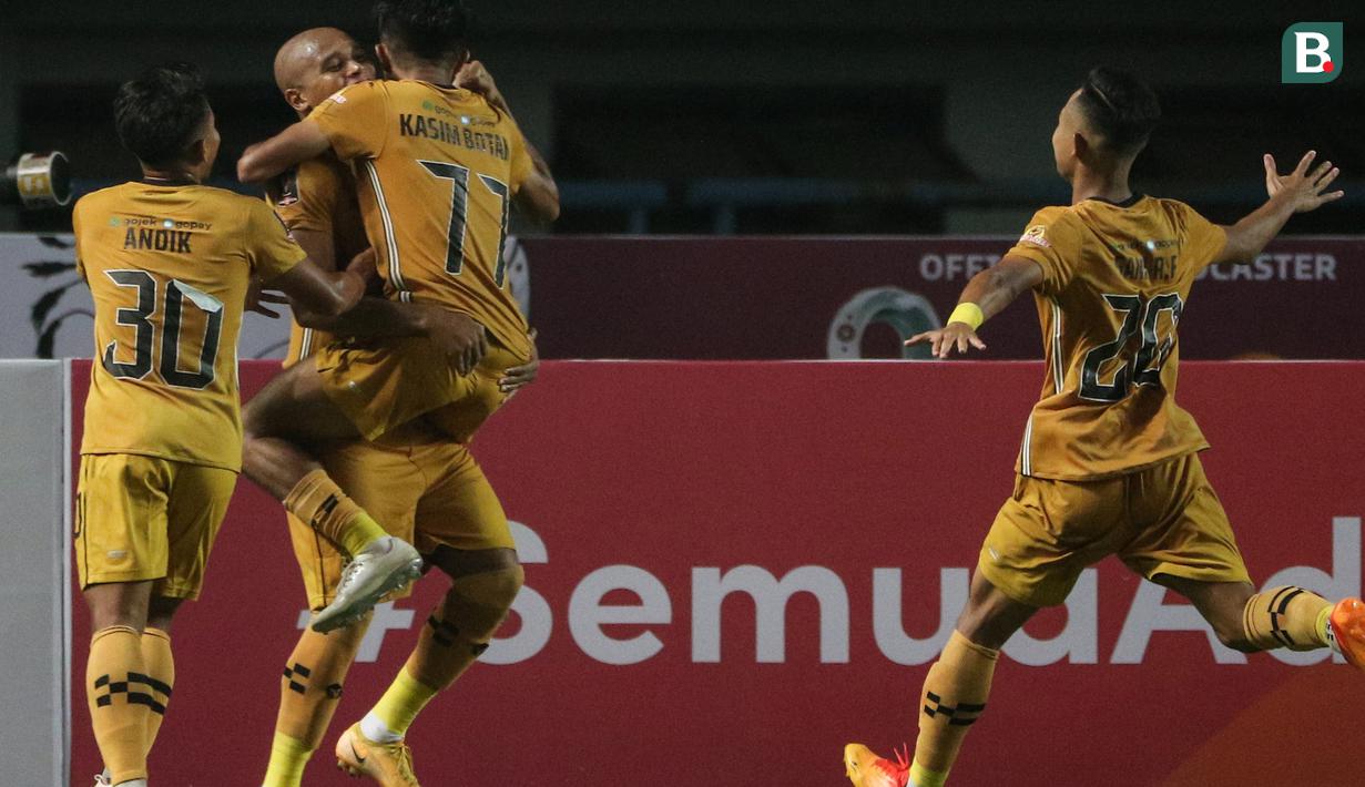 Persebaya malah harus kebobolan jelang laga bubar. Anderson Salles memanfaatkan miskomunikasi di barisan pertahanan Persebaya yang menghasilkan gol penyeimbang bagi The Guardian.(Bola.com/Bagaskara Lazuardi)