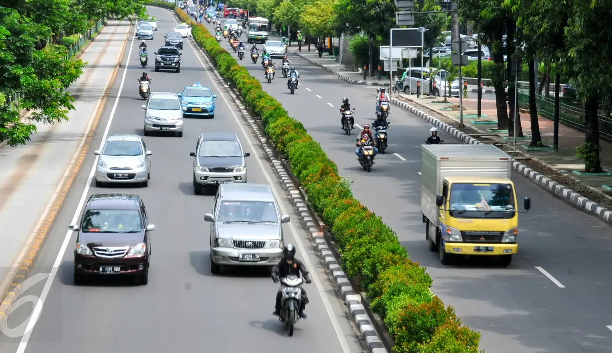 Arus lalu lintas di kawasan Jenderal Sudirman, Jakarta, Jumat (15/4). Dishub DKI memperpanjang uji coba penghapusan 3 in 1 selama empat minggu atau hingga Sabtu 14 Mei 2016 mendatang (Liputan6.com/Yoppy Renato)