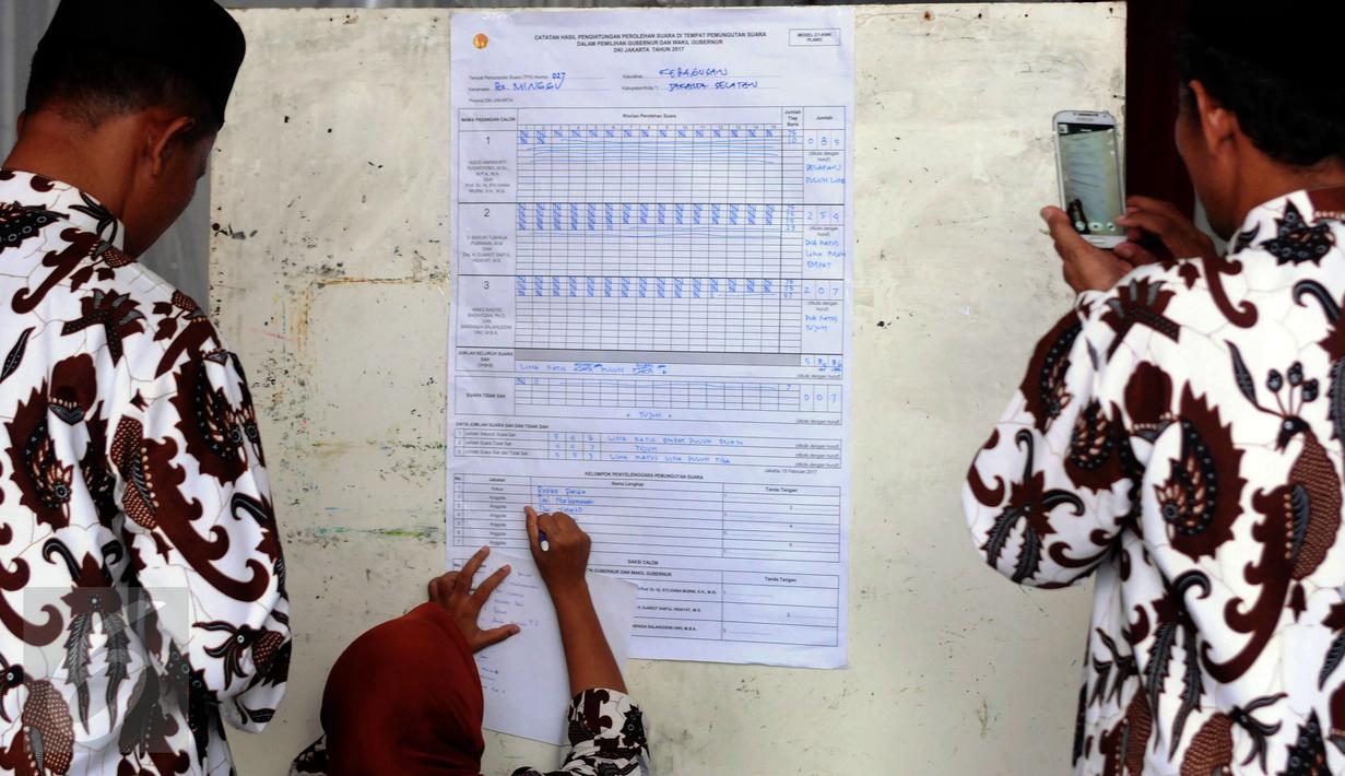 Petugas KPPS melakukan rekapitulasi hasil perolehan surat suara Pilkada DKI Jakarta di TPS 027 Kebagusan, Jakarta, Rabu (15/2). Ahok-Djarot unggul dengan 254 suara sementara Anies-Sandi 207 serta AHY-Sylvi 85. (Liputan6.com/Helmi Fithriansyah)