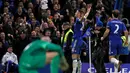 Pemain Chelsea, Gary Cahill, merayakan gol yang dicetaknya ke gawang Manchester City dalam laga putaran kelima Piala FA di Stadion Stamford Bridge, London, Minggu (21/2/2016) malam WIB. (AFP/Adrian Dennis)