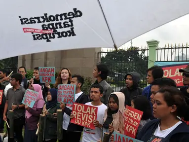 Sejumlah Demonstran dari Koalisi Masyarakat Sipil Antikorupsi dan Musisi menggelar Aksi di Depan gedung DPR, Jakarta, Rabu (17/2/2016). Dalam aksinya mereka menuntut  "Tolak Revisi UU KPK". (Liputan6.com/Johan Tallo)