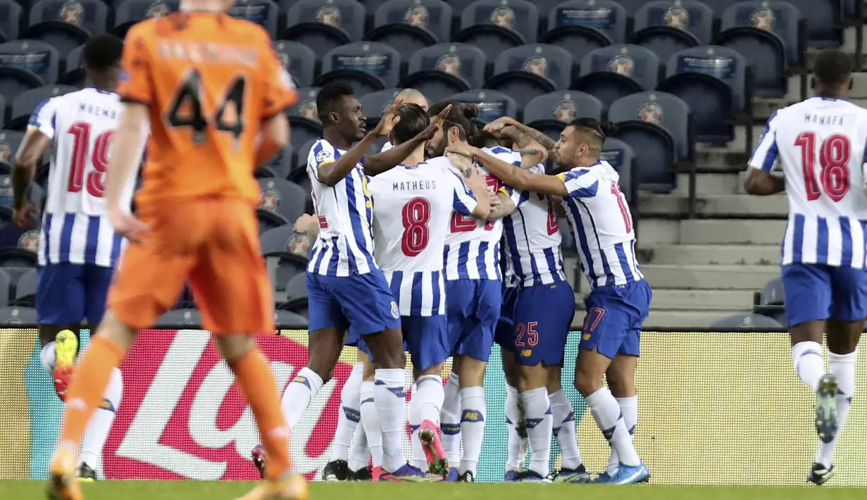 Para pemain Porto merayakan gol yang dicetak oleh Mehdi Taremi ke gawang Juventus pada laga Liga Champions di Stadion Dragao, Kamis (18/2/2021). Porto menang dengan skor 2-1. (AP/Luis Vieira)