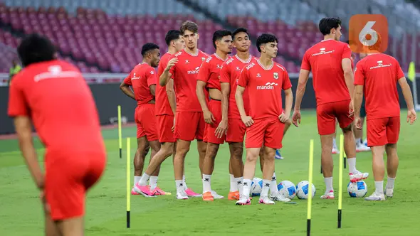 Matthew Baker (tengah) dan sejumlah pemain Timnas Indonesia saat latihan resmi menjelang laga FIFA Matchday melawan Oman di Stadion Utama Gelora Bung Karno (SUGBK), Senayan, Jakarta, Kamis (04/06/2026) WIB. (Bola.com/Bagaskara Lazuardi)