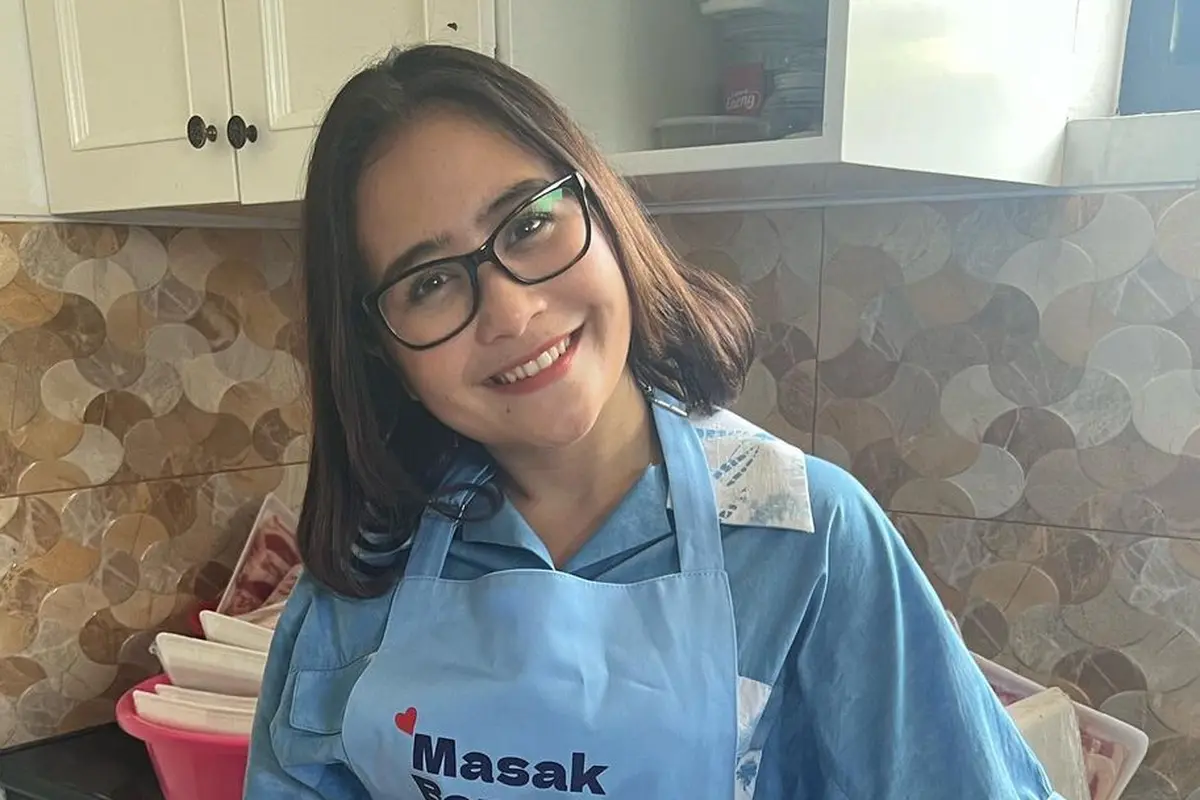 Prilly Latuconsina masak untuk anak yatim (Instagram/prillylatuconsina96)