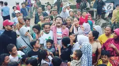Setelah lama hilang kabarnya, Udin Sedunia kembali hadir untuk menghibur korban gempa Lombok. Udin dengan candaannya yang khas berhasil membuat para korban tertawa.