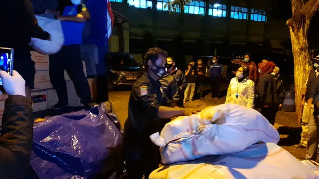 Mensos Tri Rismaharini meninjau pengiriman bantuan logistik kepada korban banjir di Kabupaten Bekasi