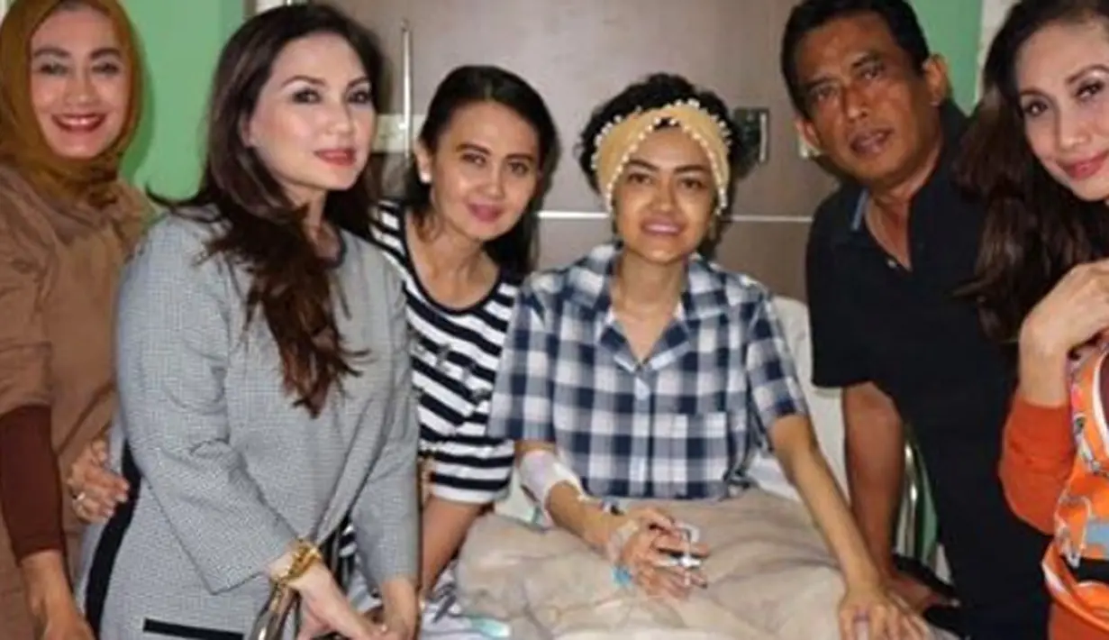 "Semakin menurun, makin ngedrop. Tengah malam dipasang infus, makan sekarang melalui selang," ungkap Mia Anggia, adik Julia Perez, di Rumah Sakit Cipto Mangunkusumo, Jakarta Pusat, Rabu (19/4/2017). (dok. Instagram)