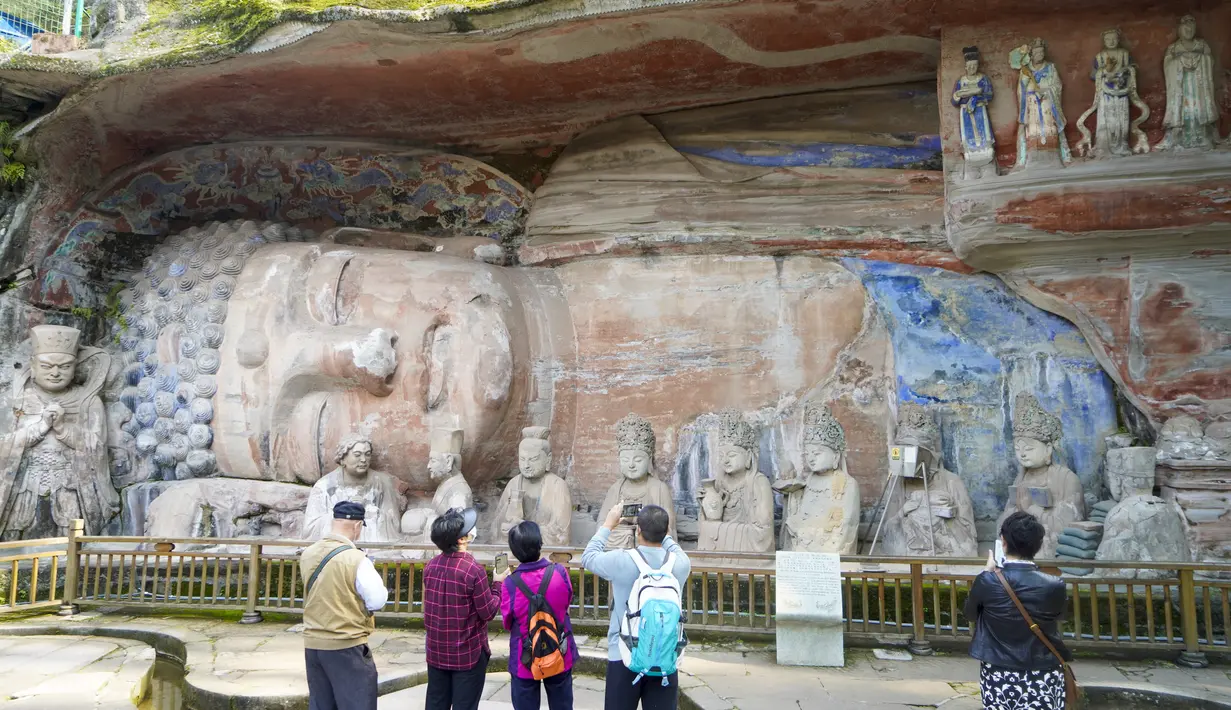 Sejumlah wisatawan mengunjungi Pahatan Batu Dazu di Distrik Dazu, Kota Chongqing, China pada 12 November 2020. Objek wisata ini mencatat peningkatan jumlah wisatawan sejak dibuka kembali pada Juni, dengan sekitar 2.000 wisatawan sehari. (Xinhua/Liu Chan)
